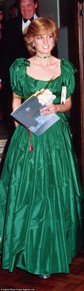 Princesa Diana aparece com Vestido verde esmeralda de Graham Wren, num baile de gala em 1981